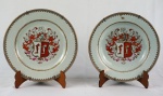 Dois pratos em porcelana Cia. das Indias, sendo um fundo med.  22 cm de diam; e um raso med. 23 cm de diam.