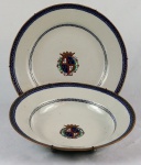 Dois pratos em porcelana Cia. das Indias, brasonados, "serviço do Marquês de Louriçal, sec. XVIII) sendo um fundo med. 23 cm de diam; e um raso med. 23 cm de diam.
