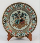 Prato em porcelana Cia. das Indias, brasonado, ricamente policromado, med. 23 cm de diam. Europa. Século XVIII.