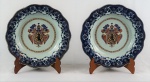 Par de pratos fundos em porcelana Cia. das Indias, brasonados, com acabamento em azul cobalto, med. 22 cm de diam.