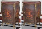 Par de cômodas em madeira ricamente pintada por Verniz Martim e com detalhes em bronze. Na parte interna, 1 prateleira c/revestimento em veludo e pintura interna nas portas; tampo em mármore; med: 93 x 74 x 31 cm
