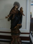 Imagem portuguesa Nossa Senhora das Dores em madeira ricamente policromada, com resplendor em prata, med: 102 cm + 50 cm de pedestal