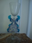 Antigo e raro copo de pé alto em vidro francês soprado e fundido, med. 28 cm