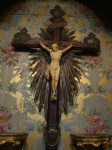 Cristo em marfim do séc. XVIII, com resplendores em prata med. 34 cm e cruz em madeira med. 106 cm (parte do pedestal da cruz está quebrado)