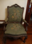 Poltrona em madeira entalhada, séc. XIX, com estofado em tecido gobelin no assento e encosto, med: 115 x 72 x 64 cm
