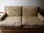 Par de sofás p/ 2 lugares cada, com almofadas soltas no encosto e no assento, estofados em tecido brocado aveludado (bom estado), med: 77 x 160 x 80 cm