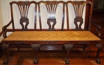 Cadeiral séc. XVIII, estilo D. José, para 3 lugares em jacarandá (pau santo) com assento em tecido, med: 98 x 160 x 45 cm