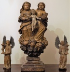 Imagem em madeira policromada e dourada, representando Santas Mães; med: 52 cm. Século XVIII.