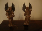 Par de pequenos tocheiros em madeira patinada representan figuras de anjos, com asas de prata, med: 26 cm cada (1 deles bastante danificada por cupins)
