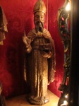 Imagem em madeira policromada e dourada representando Santo Bispo, med: 44 cm século XVIII.