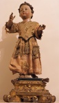 Importante imagem do Menino Jesus séc. XVIII ,em madeira policromada com roupa em tecido, med: 78 cm total (roupa bastante danificada pelo tempo)