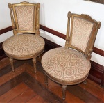 Par de mini cadeiras estofadas em tecido, med. 75 x 25 x 45 cm