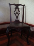 Cinco cadeiras em jacarandá, estilo  Chipandelle com assento em couro gravado, med: 99 x 49 x 44 cm (necessitam restauro)