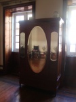 Antigo armário em madeira com 3 espelhos ovalados e um gavetão
