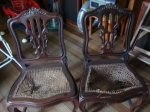 Par de cadeiras portuguesas em jacarandá, com assento em palhinha, med: 90 x 52 x 42 cm (necessitam restauro na palhinha).
