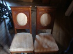 Par de cadeiras estilo art decó, sec. XX,  med: 90 x 39 x 38 cm  (necessitam restauro)