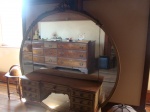 Penteadeira anos 50, em madeira entalhada, com 6 gavetas laterais e uma central e espelho redondo, med: