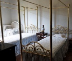 Duas camas inglesas de solteiro em metal dourado c/ docel