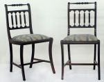 Par de cadeiras em madeira nobre, estilo inglês, assento estofado em tecido.