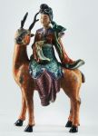 Grupo escultórico em porcelana chinês policromada, representando Gueixa e rena ( dedos da mão quebrados). Alt. 33 cm
