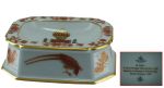 Saleiro de porcelana VISTA ALEGRE, decoração ao gosto CIA DAS INDIAS, do serviço de D. Luis I, 31º Rei de Portugal, reinou em 1861 a 1889. Adaptação de uma peça da Dinastia Qing. Reinado Guangxu c. 1880.