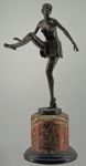 Estatueta em bronze representando Dançarina. Base em mármore. 34cm.