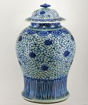 Potiche de porcelana chinesa, azul e branca. Alt. 44 cm