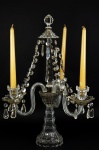 Antigo candelabro para 3 velas, estrutura recoberta e ornamentada em vidro, cordões de contas lapidadas, ao estilo francês.