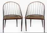 JOAQUIM TENREIRO - Par de cadeiras curvas em jacarandá, assento em palhinha. Anos 50.