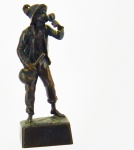 KONVALAZENLINC. Estatueta em bronze representando Jovem bebendo vinho.  Assinado. Alt. 27 cm