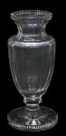 Imponente vaso, cristal incolor, base estrelada, corpo em balaústre, facetado verticalmente, íntegro.