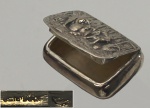 Porta-pílulas, prata, 1x4x3cm, 20g; contraste dinamarquês, cena de faina campesina. 