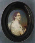 Miniatura pintada sobre celulose com figura de Dama, diâm. 9 cm. Emoldurado,14 x 11 cm.