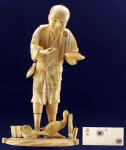 Grupo escultorico em marfim representando homem com pássaros, 16 cm