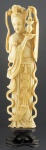 Estatueta de marfim representando Gueixa com defumador, 24 cm