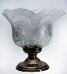 Pequeno castiçal com base em metal prateado e cúpula em vidro jateado decoração querubins.
