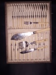 Conjunto para peixe em metal ingles contrastado e marfinite, monogramado, sendo: 18 garfos ,18 facas  e duas peças para servir , ricamente trabalhado.