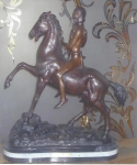 Frederic  Remington. Belíssimo grupo escultórico inglês em bronze cinzelado e patinado representando Scalp, base em mármore preto Belga. Altura 60 cm. Assinado.