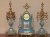 Magnífica garniture francesa de porcelana de SEVRES, composta de: relógio e par candelabros para 5 velas . Assinada E. Raubie.