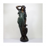 Escultura em bronze policromado, datada 1889, representando Mulher com cântaro. Alt. 78 cm