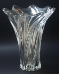Belo vaso em cristal europeu , com selo do fabricante na base. Alt. 32 cm