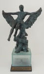 Prêmio - Escultura de bronze e base em vidro jateado, "Homem e Águia", assinado Koslowsky, med. 46 cm de altura, com placa de identificação. Estado de conservação bom. (13º andar)