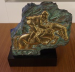 Escultura de bronze "Jóquei", base em madeira com fórmica, autor não identificado, med. 35 cm de altura, peça decorativa. Estado de conservação médio (base com defeito na fórmica). (13º andar)