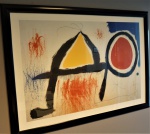 Poster reprodução Miró, abstração, med. com moldura 78 x 108 cm. Estado de conservação bom. (11º andar)