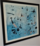 Poster reprodução Miró, abstração, med. com moldura 65 x 77 cm. Estado de conservação bom. (11º andar)