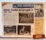 Documento emoldurado - Jornal em comemoração aos 100 anos da Sulamérica, med. 40 x 50 cm, com moldura 45 x 55 cm. Estado de conservação ruim (sem moldura)