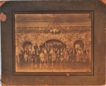 Antiga fotografia, med. 23 x 30 cm, com moldura 34 x 41 cm. Estado de conservação razoável