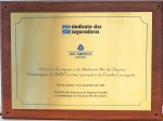 Placa de metal sobre madeira - Sindicato das Seguradoras Rio 1995, med. 29 x 41 cm, com moldura 36 x 48 cm. Estado de conservação bom