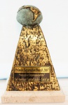Prêmio Segurador/Brasil 2007 - Escultura em bronze, base em mármore "Inovação e Empreendedorismo", med. 22 x 13 cm. Estado de conservação bom