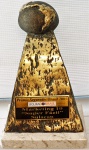 Prêmio Segurador/Brasil 2011 - Escultura em bronze, base em mármore "Melhor Desempenho - Vida Individual", med. 18 x 12 cm. Estado de conservação bom